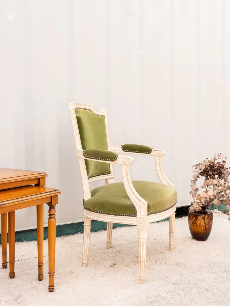 Ernest, le fauteuil en bois et velours vert N°1060