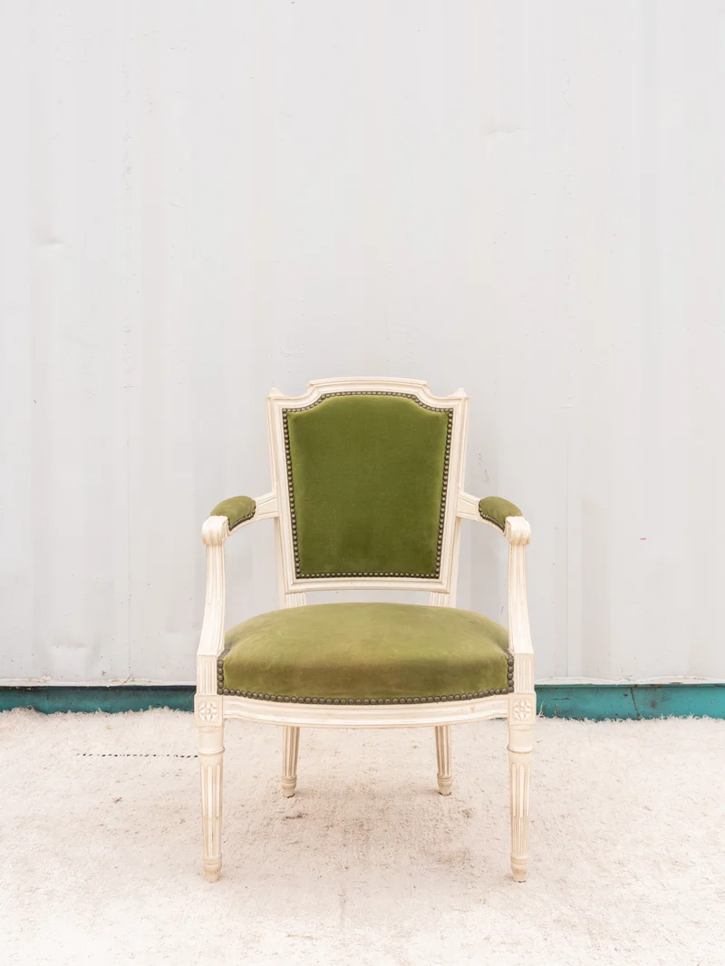 Ernest, le fauteuil en bois et velours vert N°1060