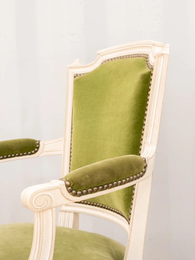 Ernest, le fauteuil en bois et velours vert N°1060
