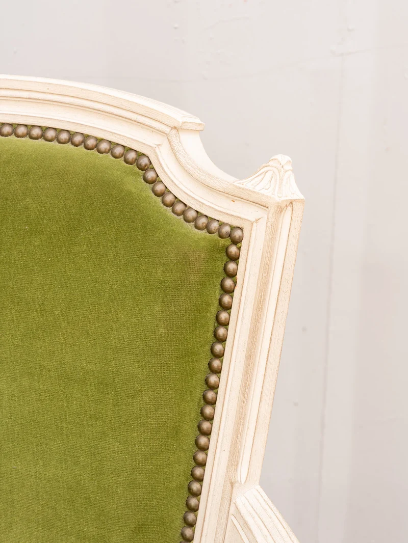 Ernest, le fauteuil en bois et velours vert N°1060