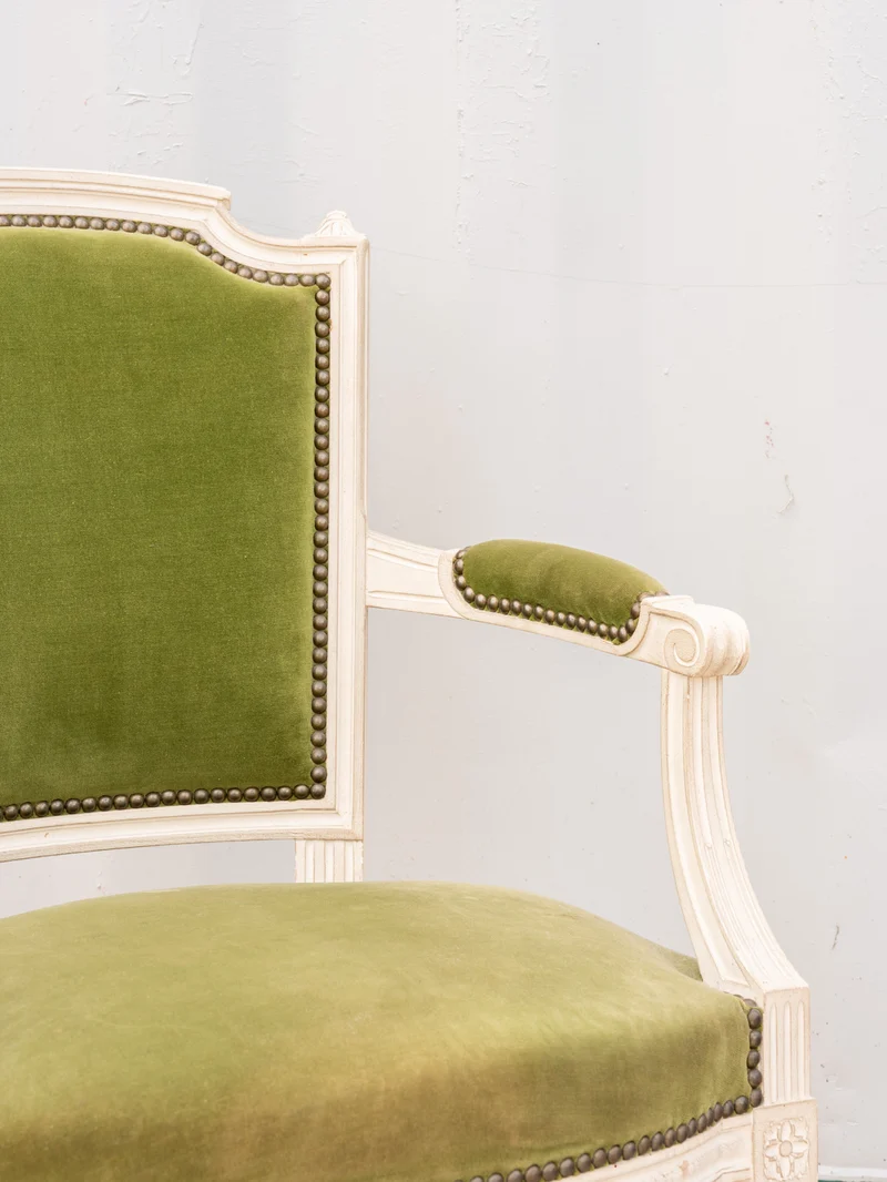 Ernest, le fauteuil en bois et velours vert N°1060