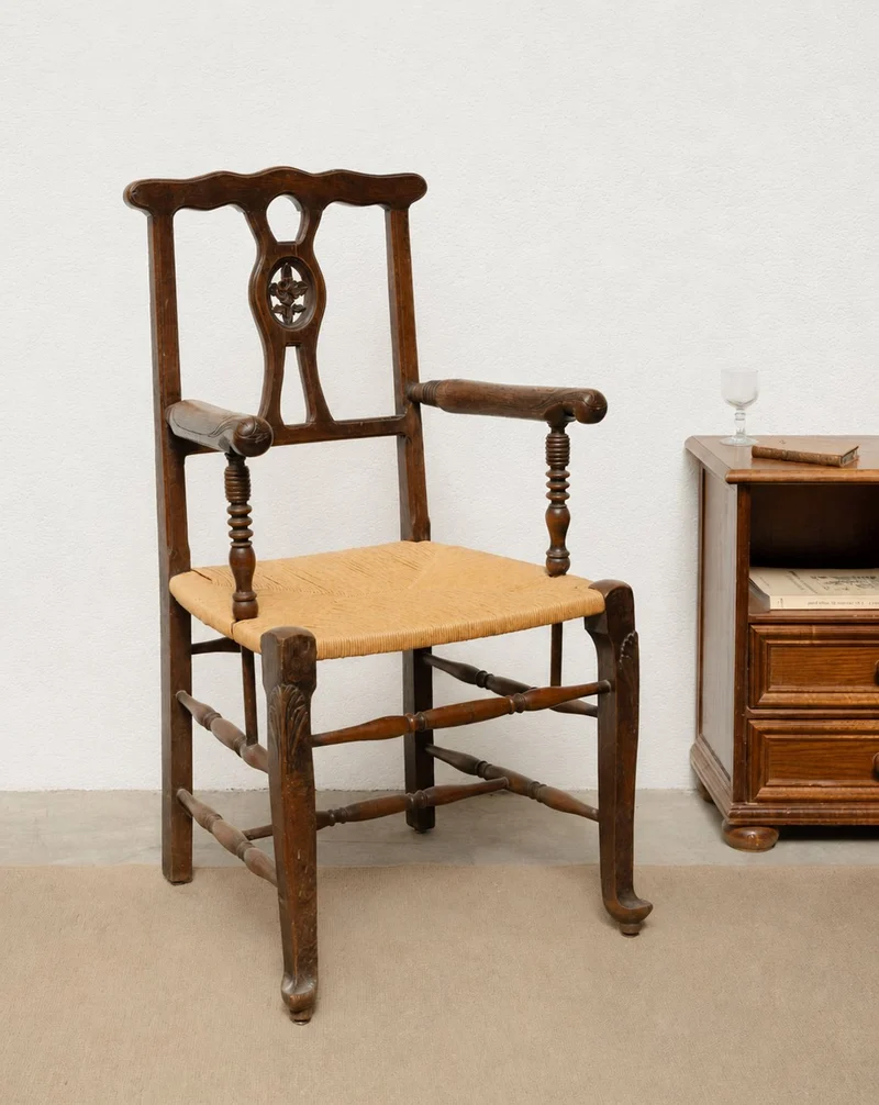 Ernest, le grand fauteuil en bois gravé et en paille N°1084