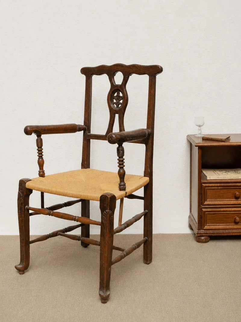 Ernest, le grand fauteuil en bois gravé et en paille N°1084