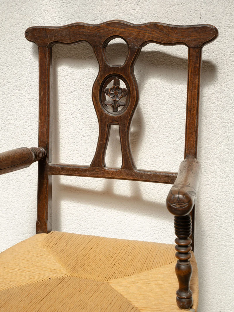 Ernest, le grand fauteuil en bois gravé et en paille N°1084