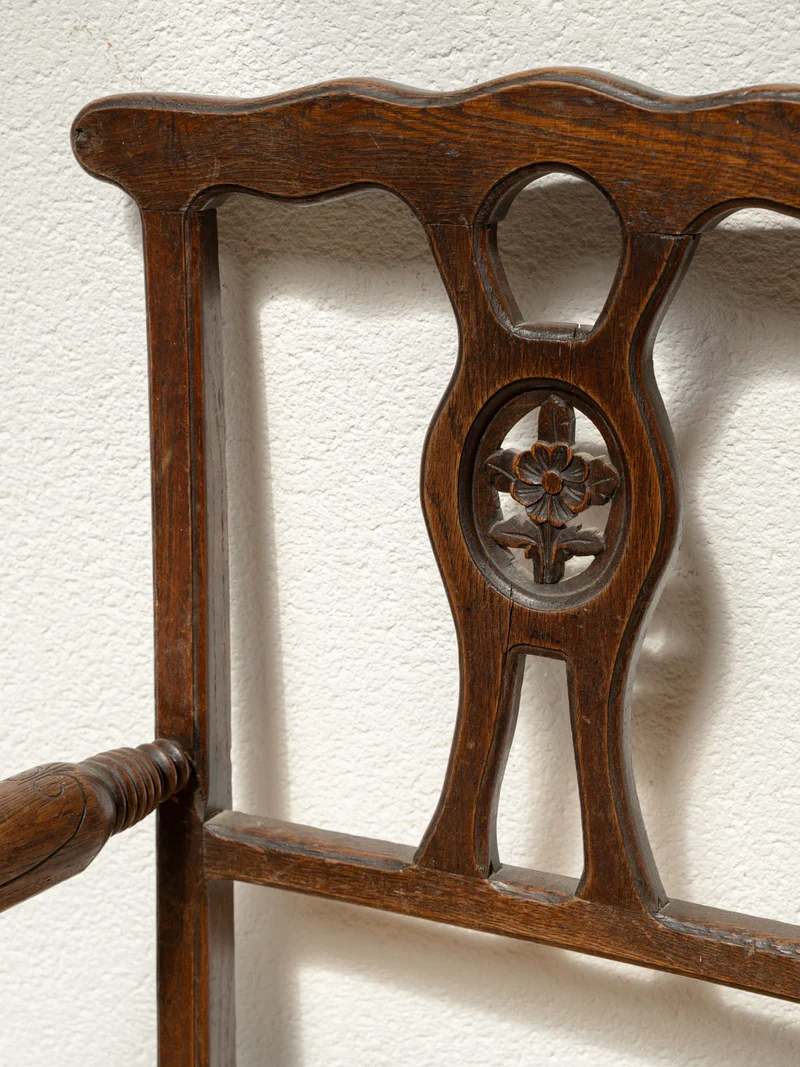 Ernest, le grand fauteuil en bois gravé et en paille N°1084