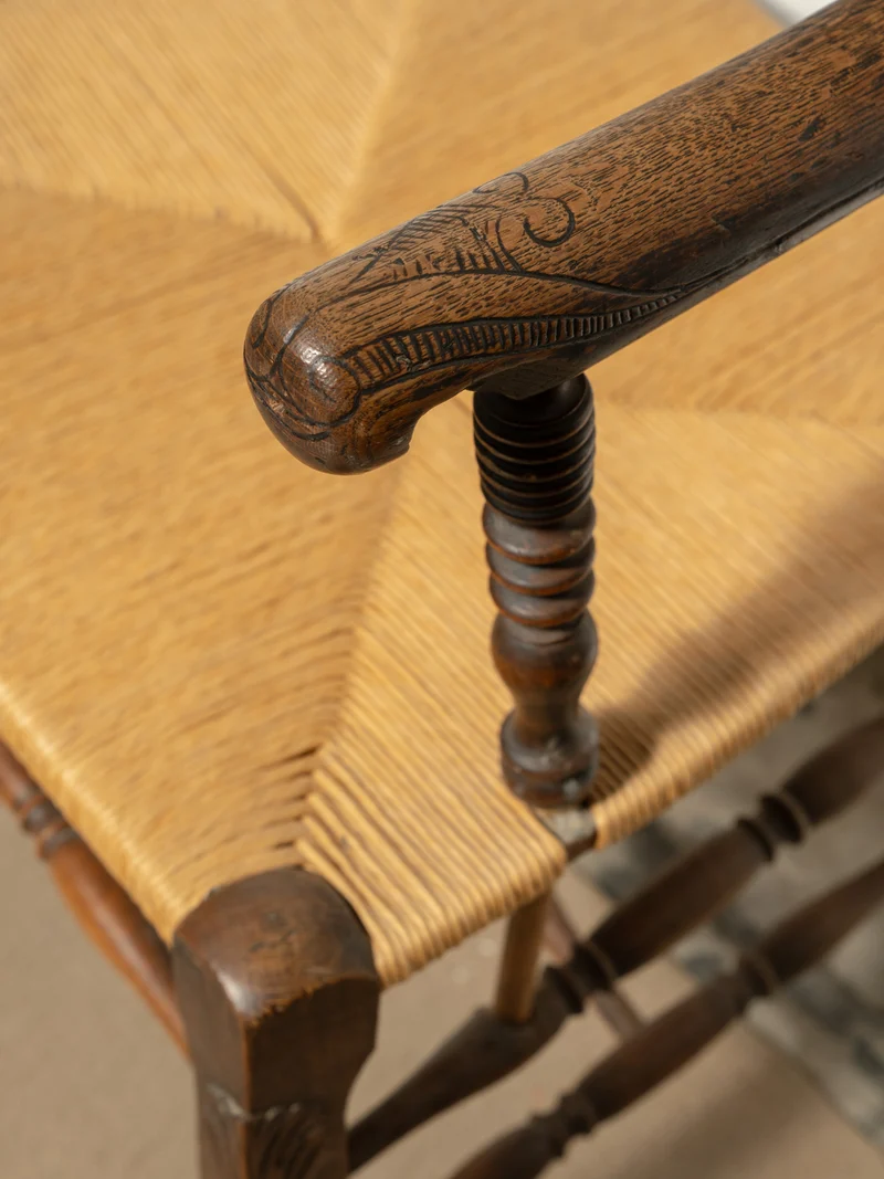 Ernest, le grand fauteuil en bois gravé et en paille N°1084