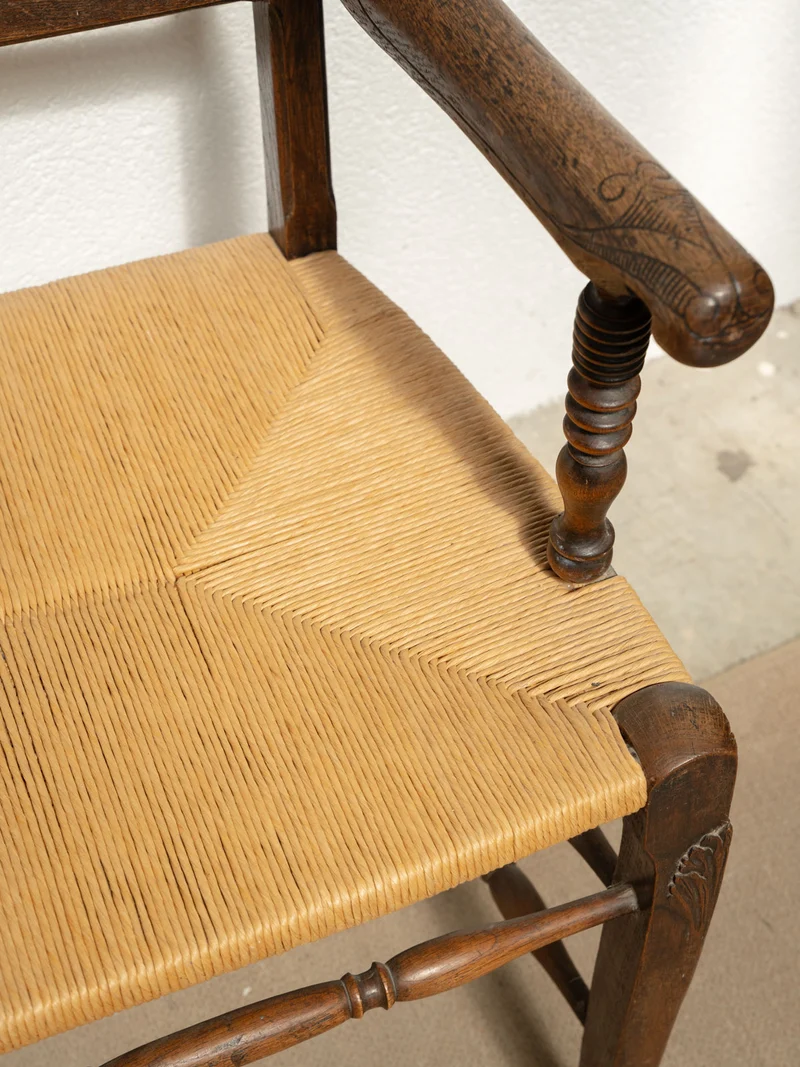 Ernest, le grand fauteuil en bois gravé et en paille N°1084