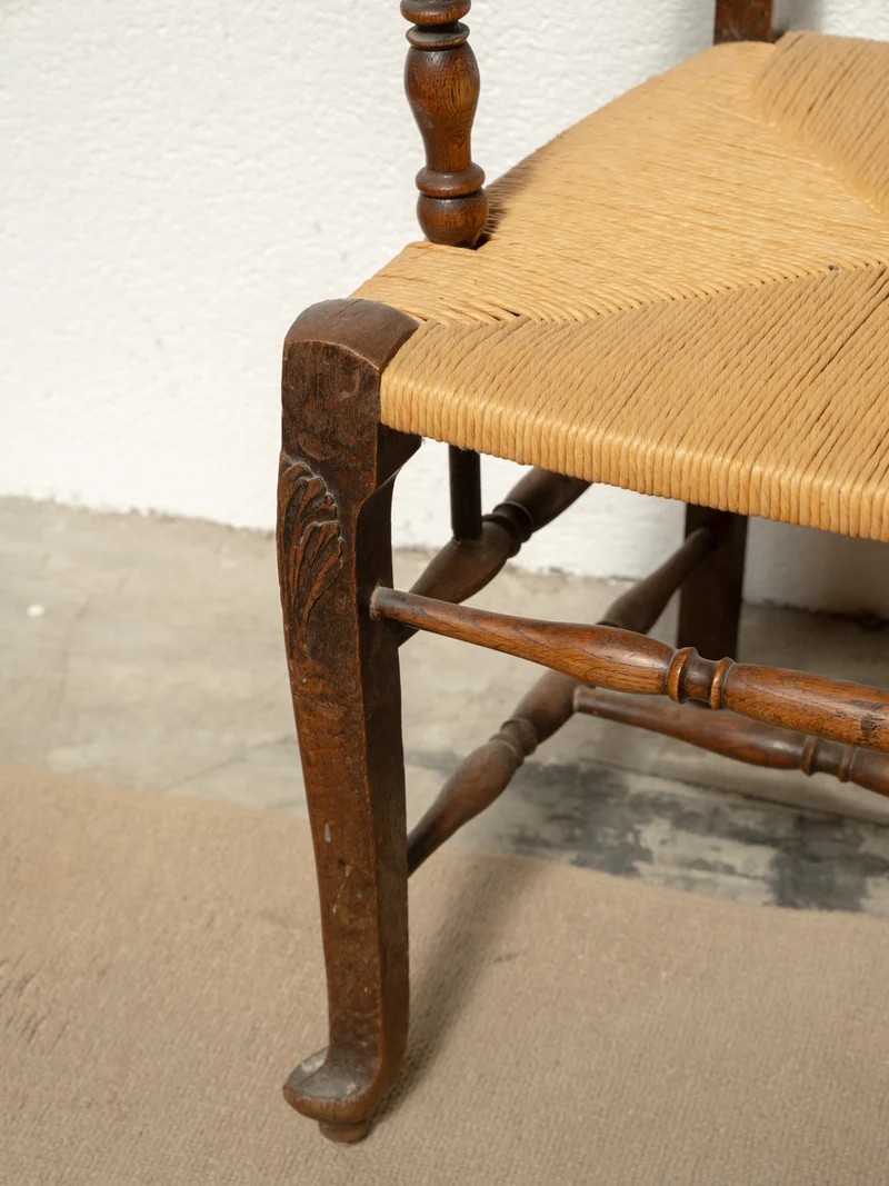Ernest, le grand fauteuil en bois gravé et en paille N°1084