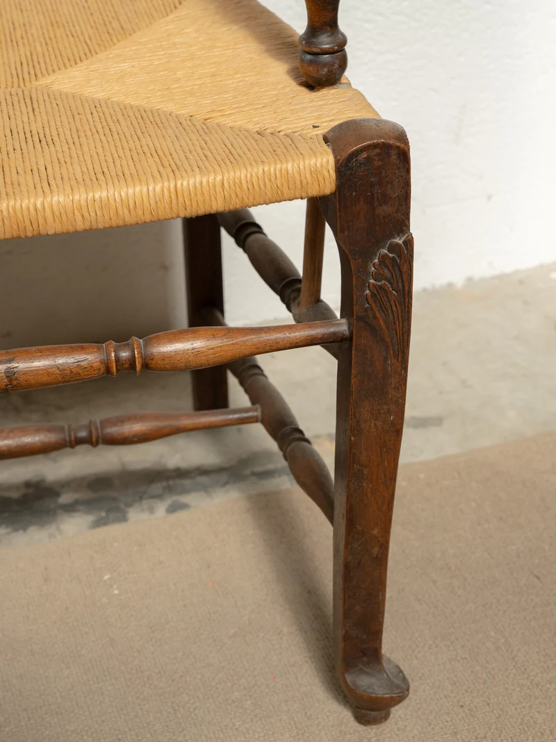 Ernest, le grand fauteuil en bois gravé et en paille N°1084