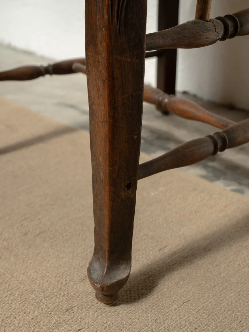 Ernest, le grand fauteuil en bois gravé et en paille N°1084