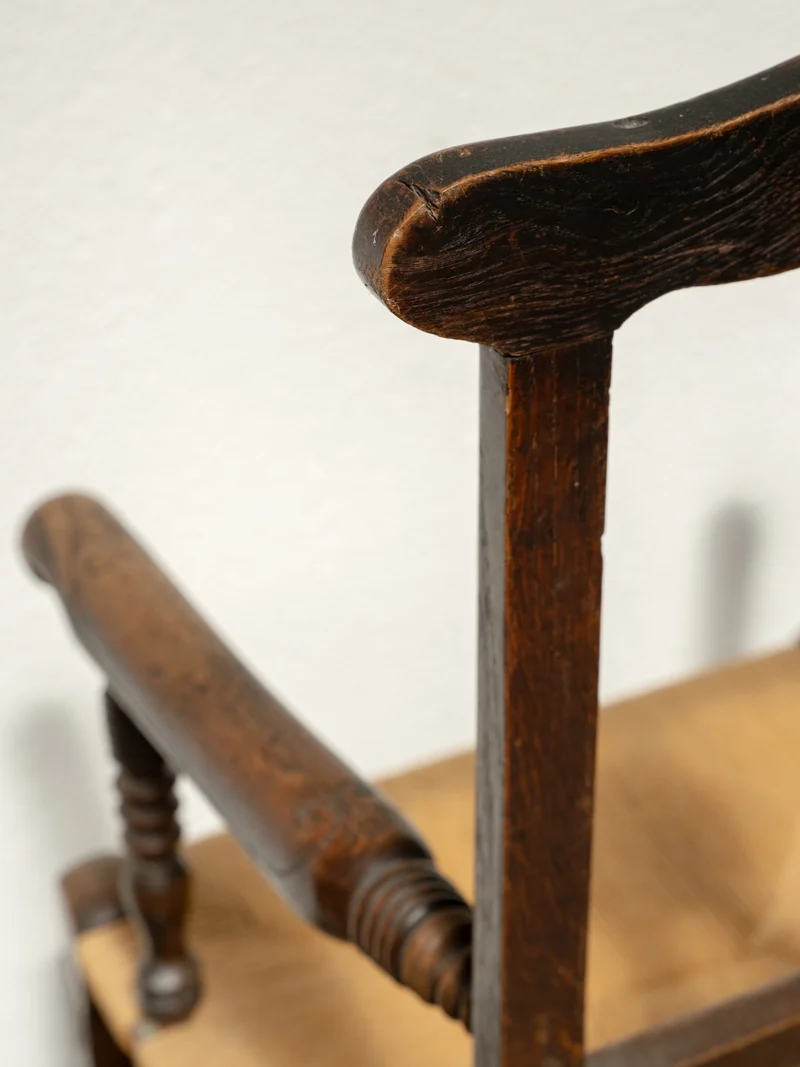 Ernest, le grand fauteuil en bois gravé et en paille N°1084