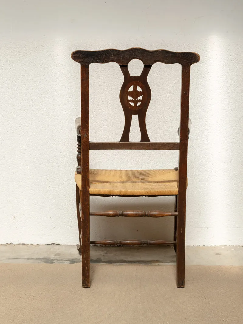 Ernest, le grand fauteuil en bois gravé et en paille N°1084