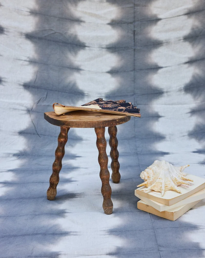 Regis, le tabouret tripode en bois brut N°1442
