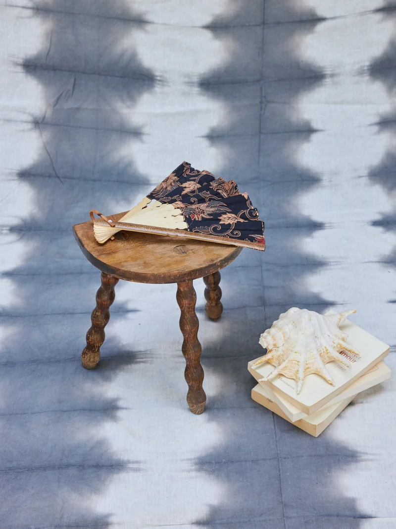 Regis, le tabouret tripode en bois brut N°1442