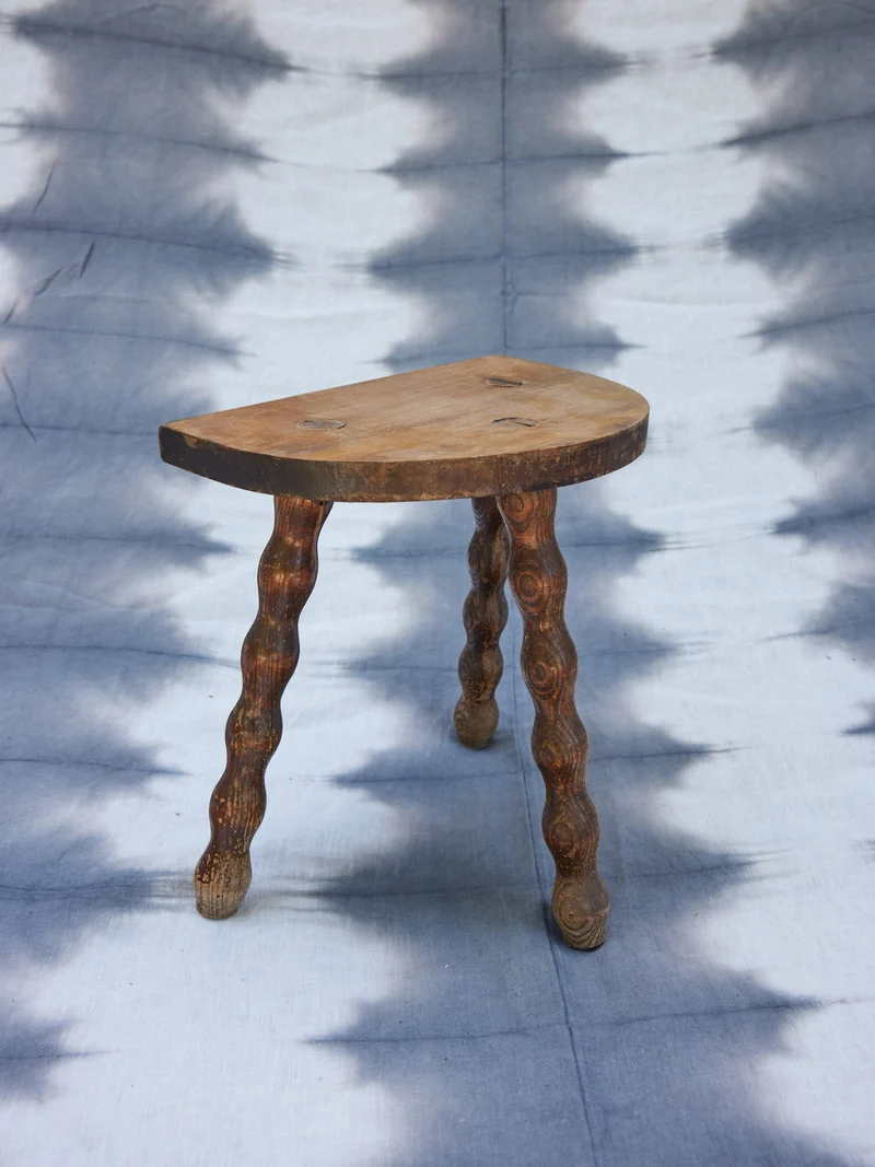 Regis, le tabouret tripode en bois brut N°1442