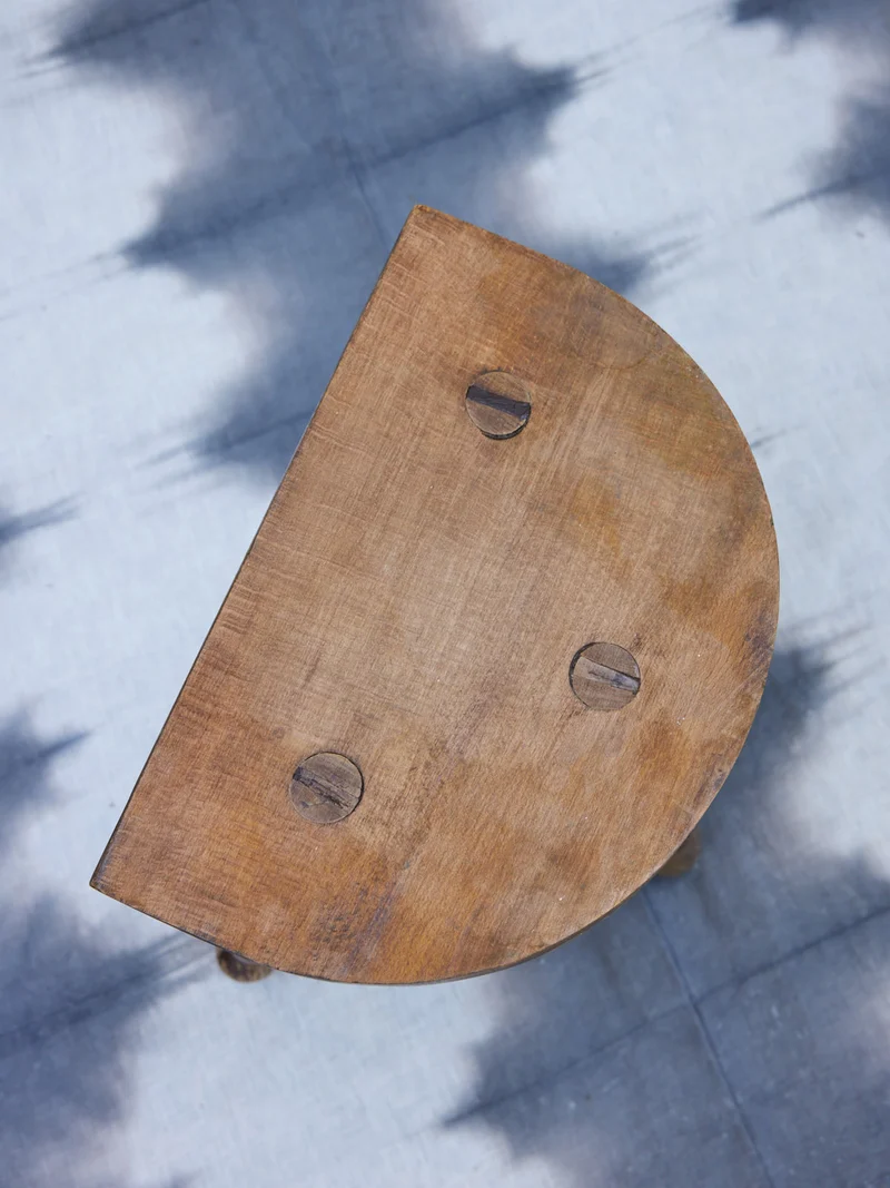 Regis, le tabouret tripode en bois brut N°1442