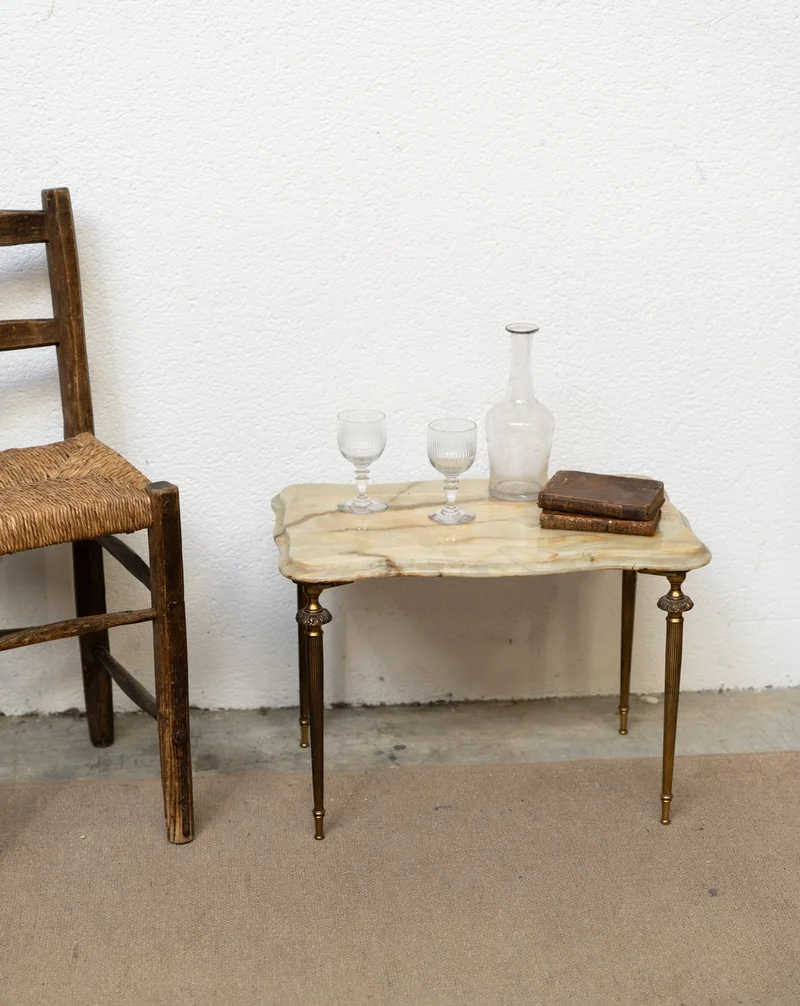 Hanna, la table d'appoint en métal doré et marbre N°1407