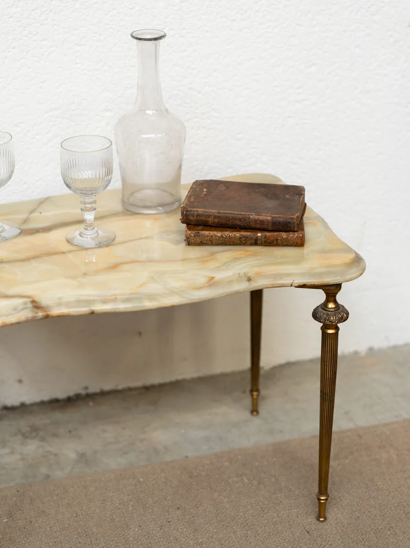 Hanna, la table d'appoint en métal doré et marbre N°1407