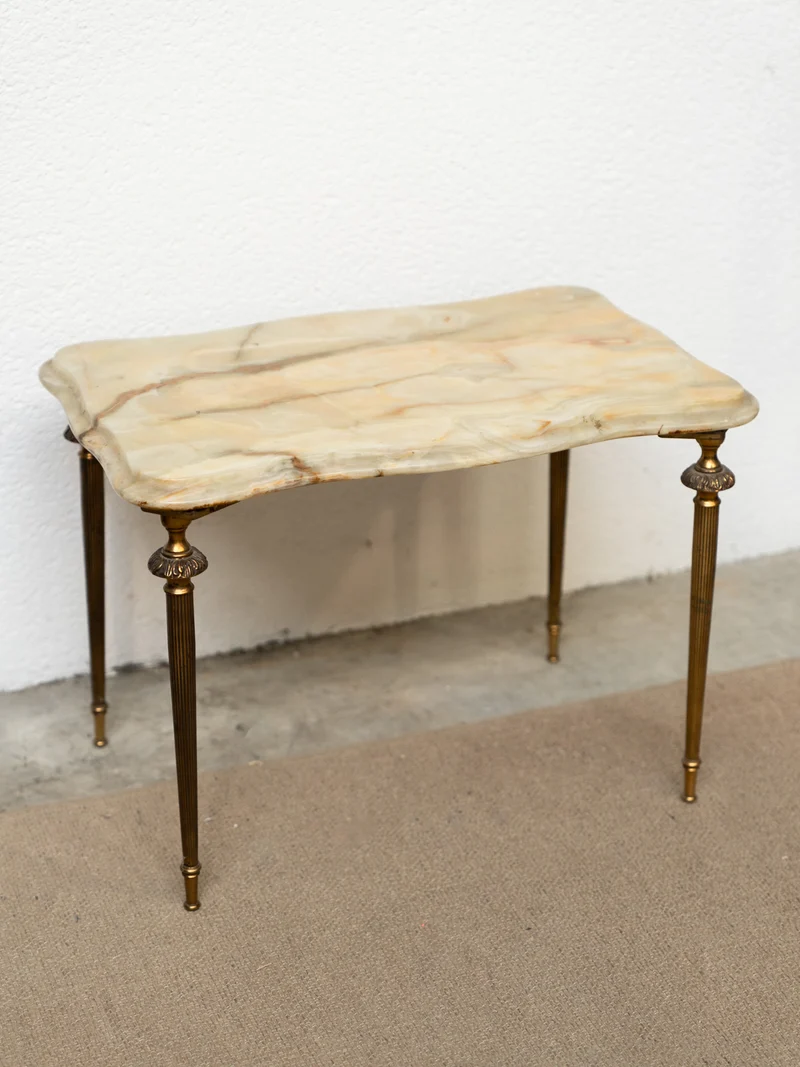 Hanna, la table d'appoint en métal doré et marbre N°1407