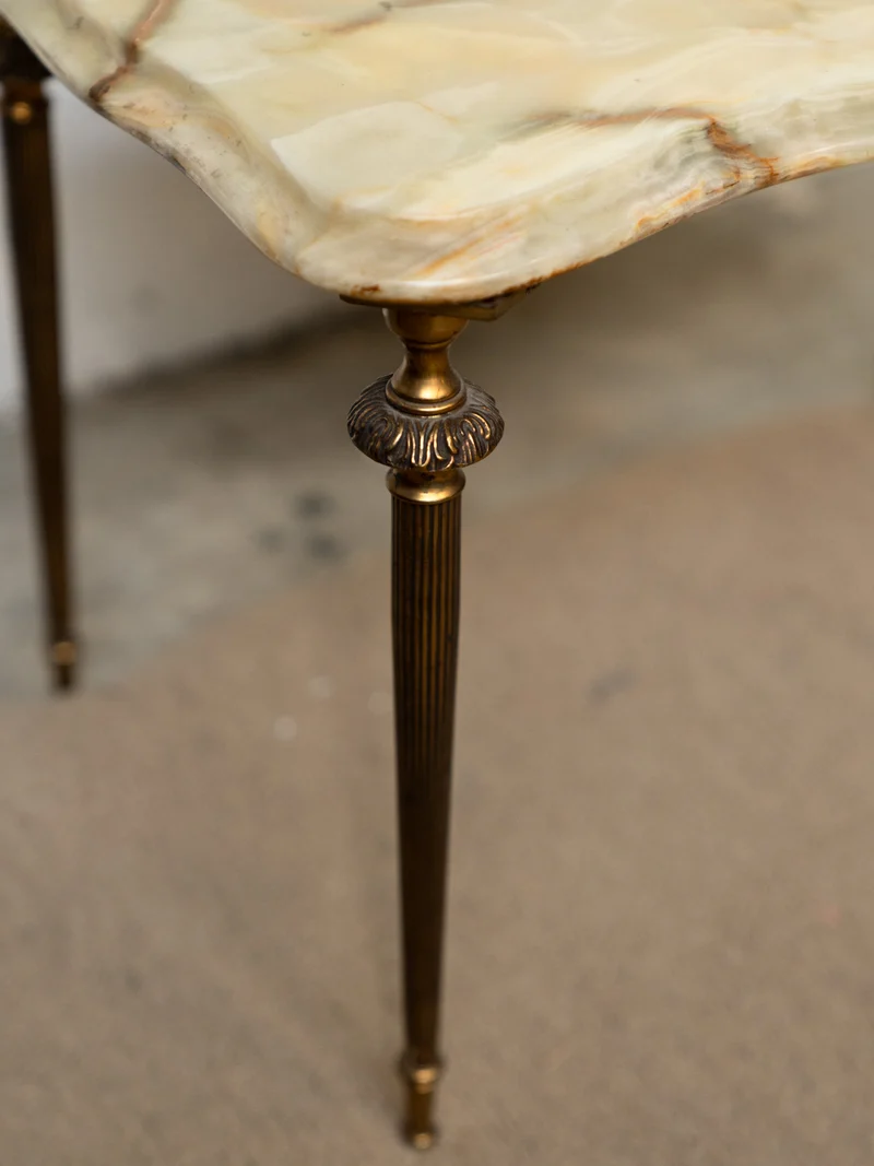 Hanna, la table d'appoint en métal doré et marbre N°1407