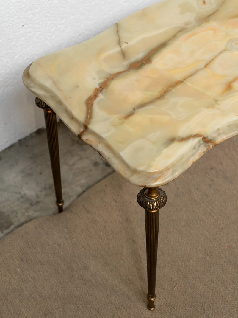 Hanna, la table d'appoint en métal doré et marbre N°1407