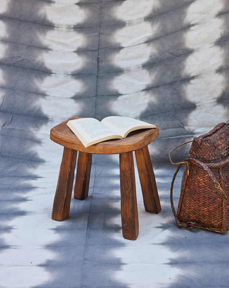 Regis, le tabouret brutaliste en bois N°1441