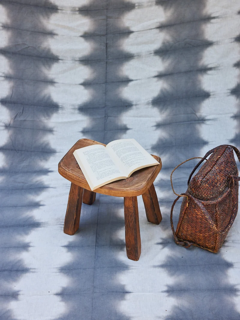 Regis, le tabouret brutaliste en bois N°1441