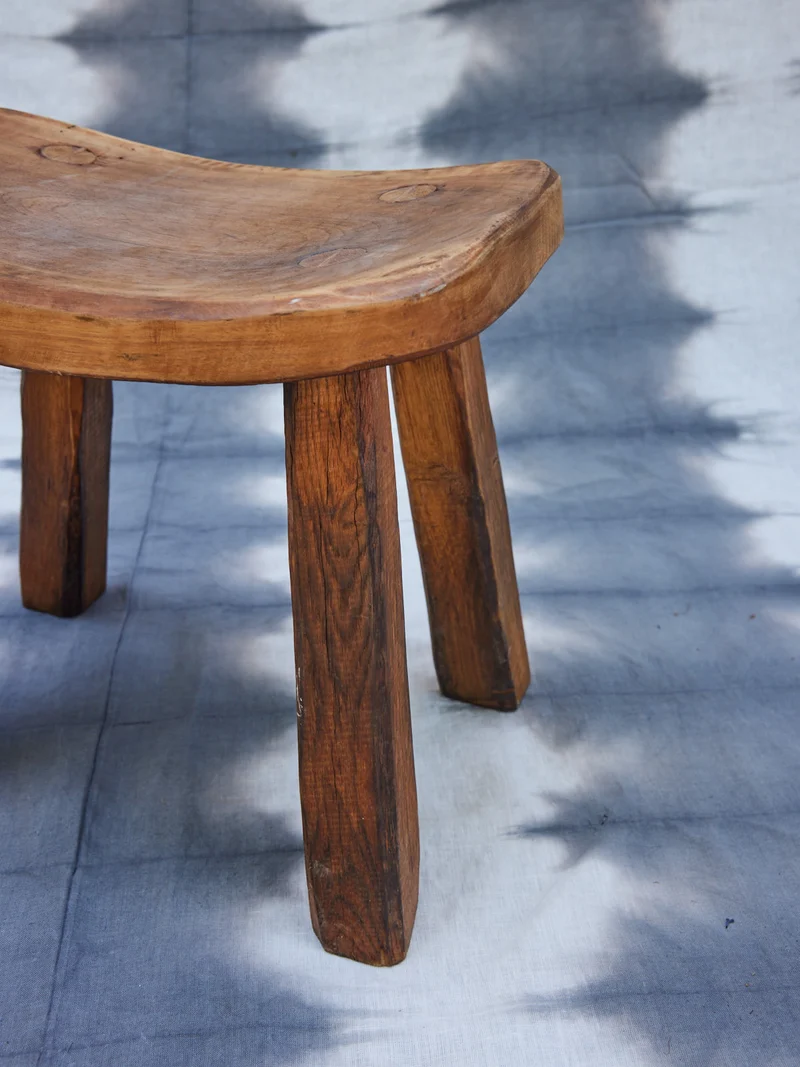 Regis, le tabouret brutaliste en bois N°1441