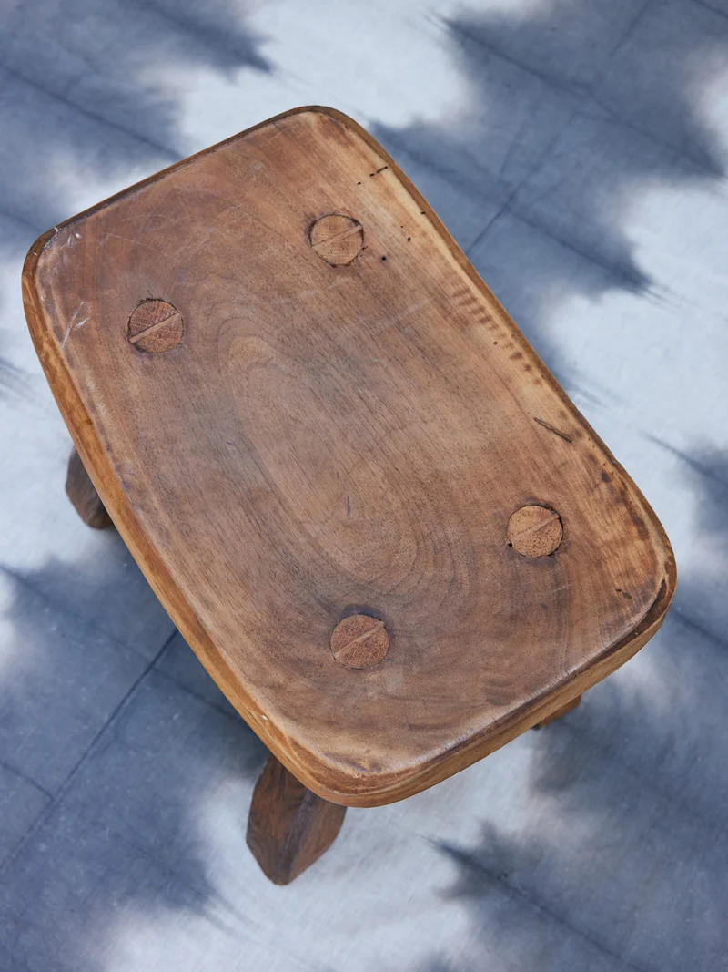 Regis, le tabouret brutaliste en bois N°1441
