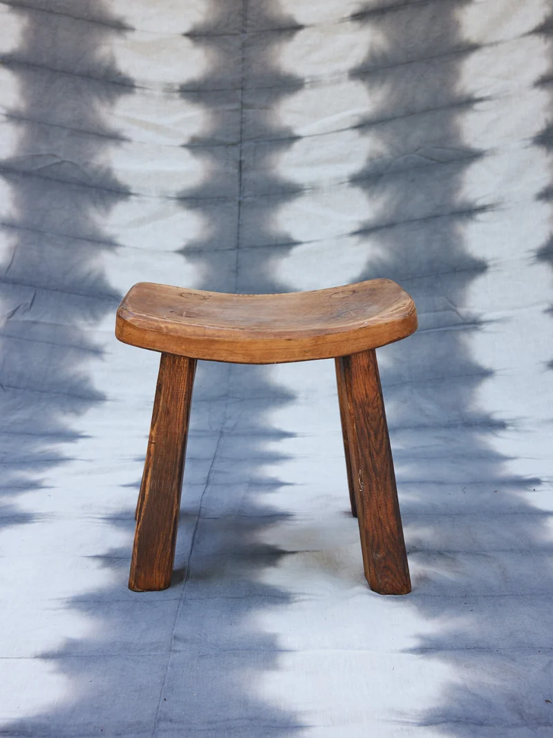 Regis, le tabouret brutaliste en bois N°1441