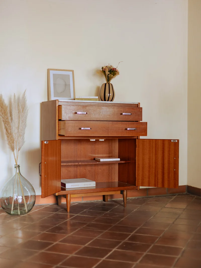 Olga, la commode au plateau en marbre blanc N°686