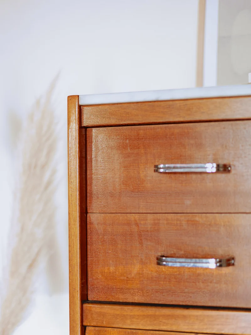 Olga, la commode au plateau en marbre blanc N°686