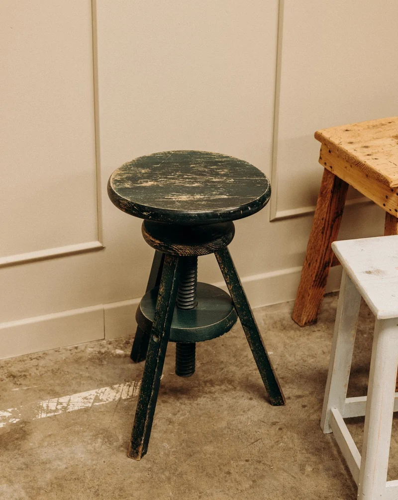 Regis, le tabouret réglable vert forêt N°1460