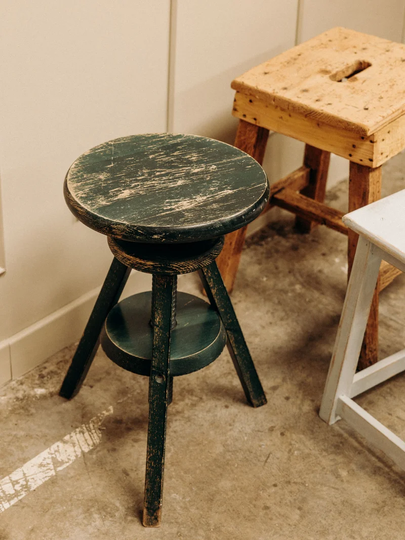Regis, le tabouret réglable vert forêt N°1460