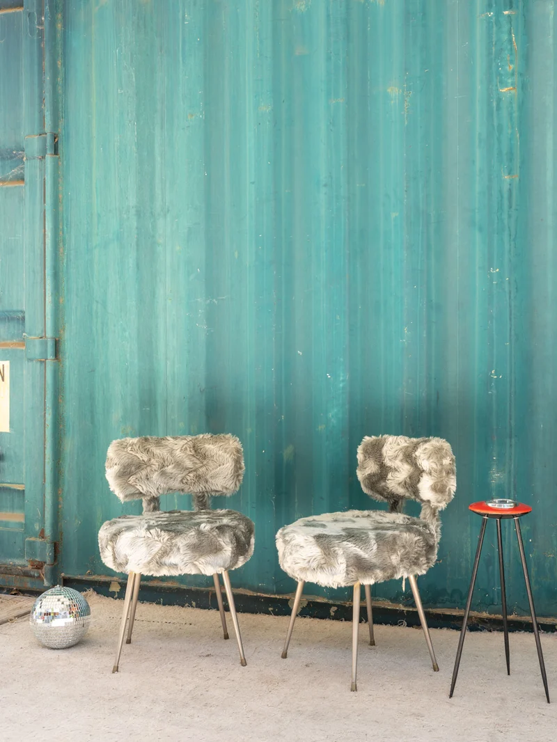Alma, la paire de chaises en fourrure grise N°1709