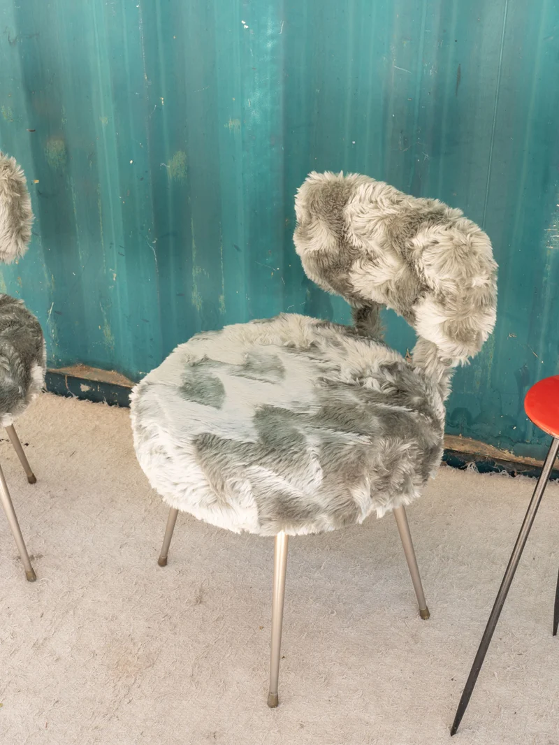Alma, la paire de chaises en fourrure grise N°1709