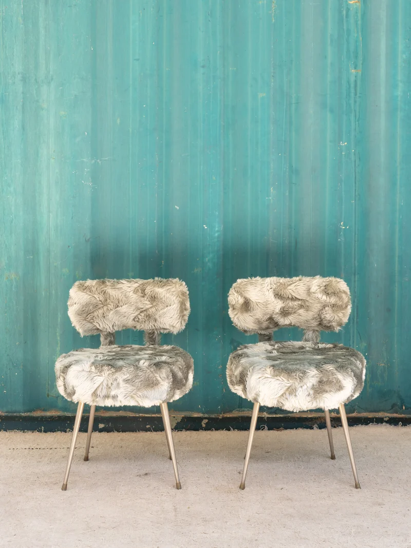 Alma, la paire de chaises en fourrure grise N°1709