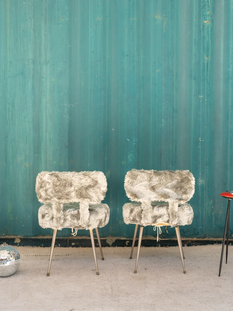 Alma, la paire de chaises en fourrure grise N°1709