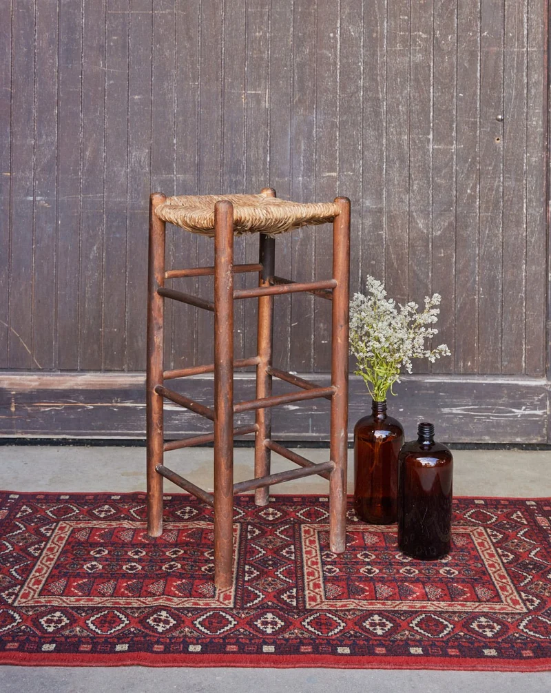 Gaston, le tabouret de bar en bois et paillage N°185