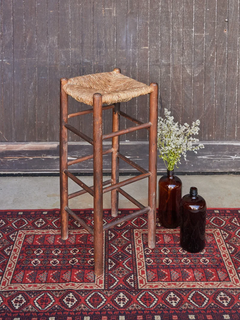 Gaston, le tabouret de bar en bois et paillage N°185