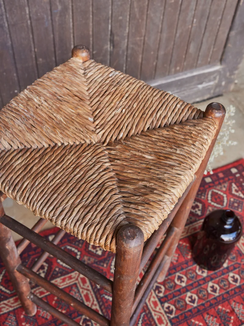 Gaston, le tabouret de bar en bois et paillage N°185
