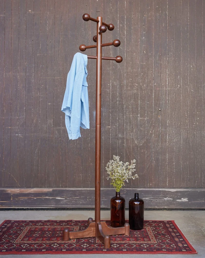 Charlie, le porte-manteau sur pieds en bois foncé N°227