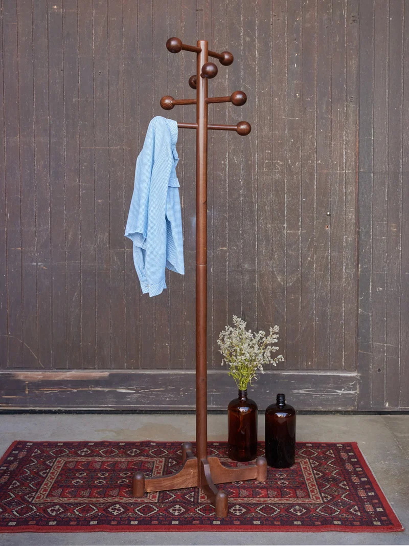Charlie, le porte-manteau sur pieds en bois foncé N°227