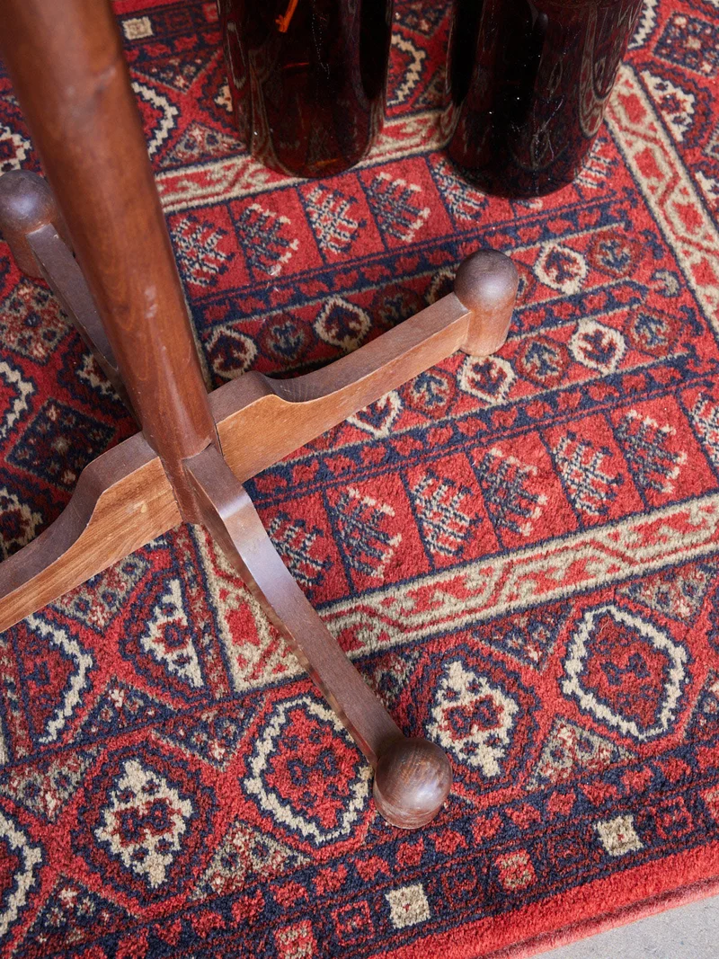 Charlie, le porte-manteau sur pieds en bois foncé N°227
