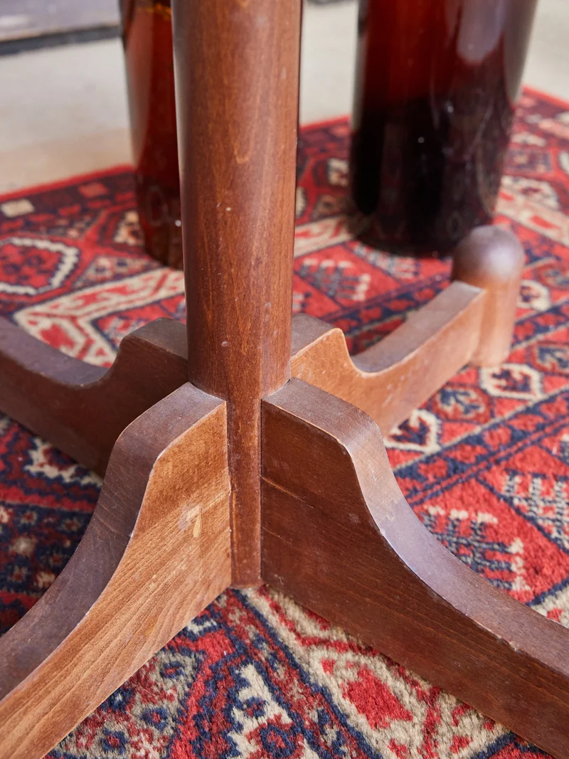 Charlie, le porte-manteau sur pieds en bois foncé N°227