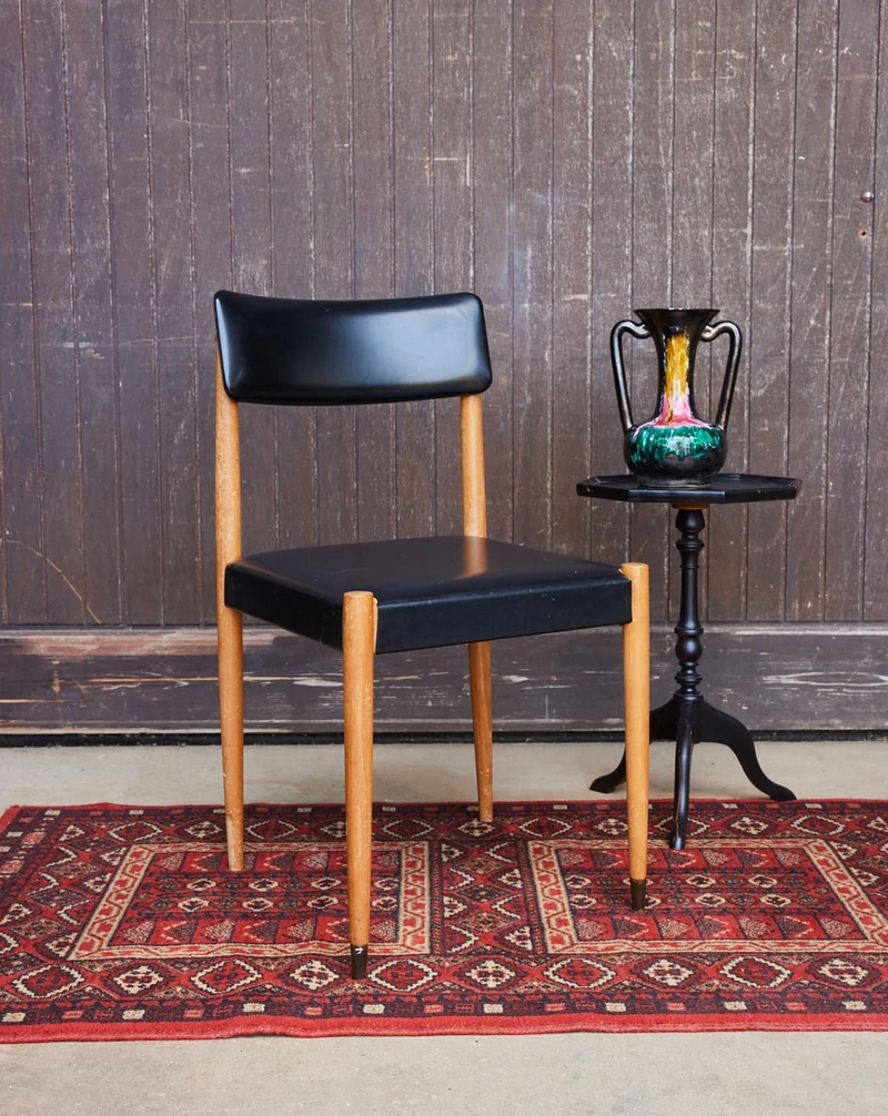 Alma, la chaise scandinave en skaï noir N°1664