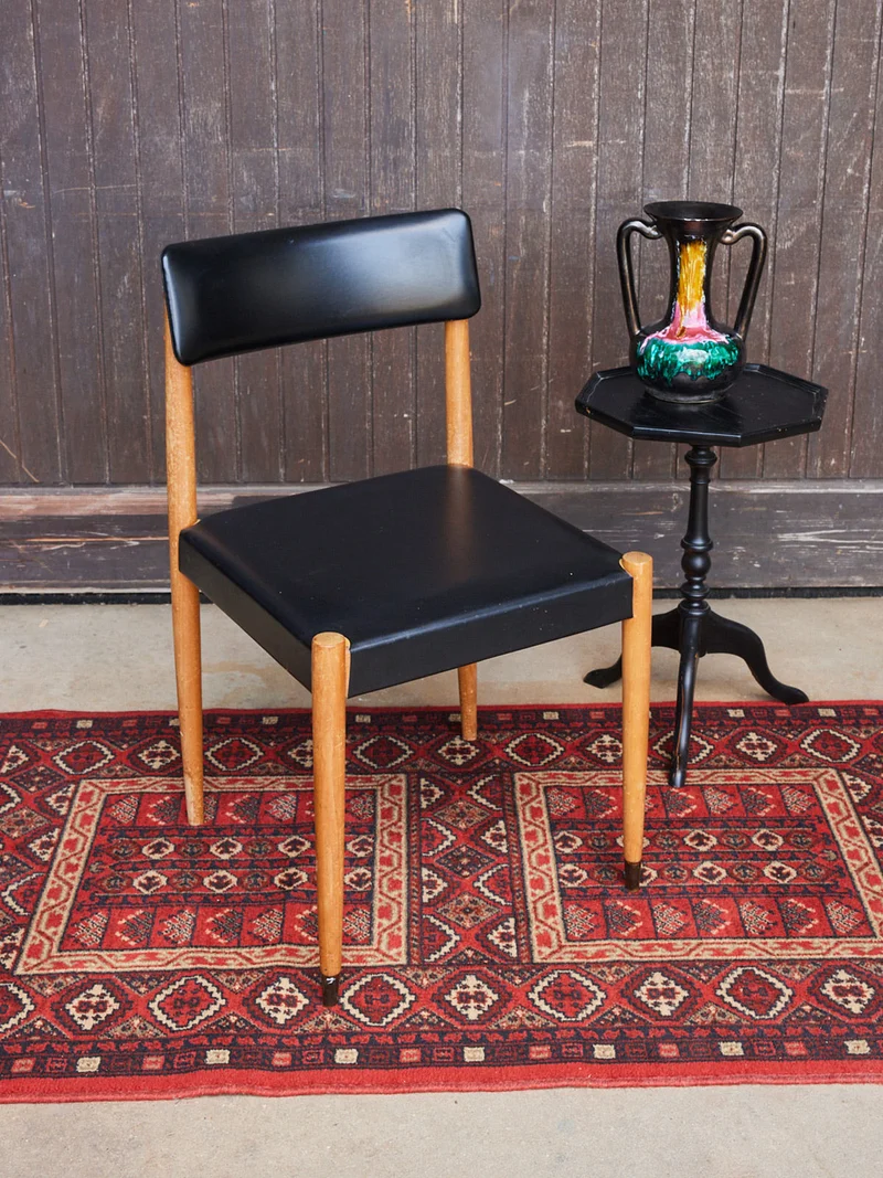 Alma, la chaise scandinave en skaï noir N°1664