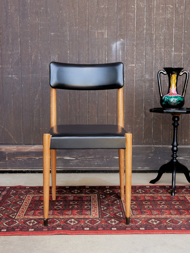 Alma, la chaise scandinave en skaï noir N°1664
