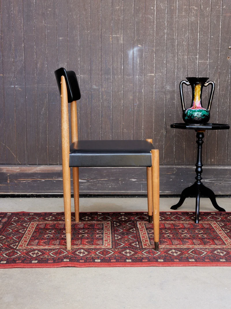 Alma, la chaise scandinave en skaï noir N°1664