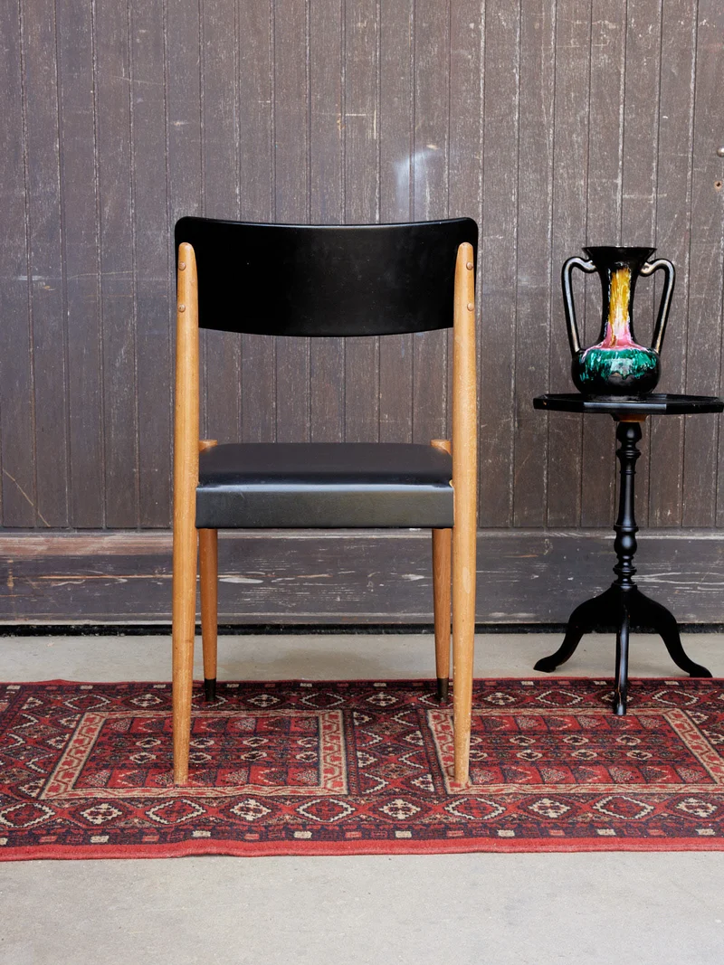 Alma, la chaise scandinave en skaï noir N°1664